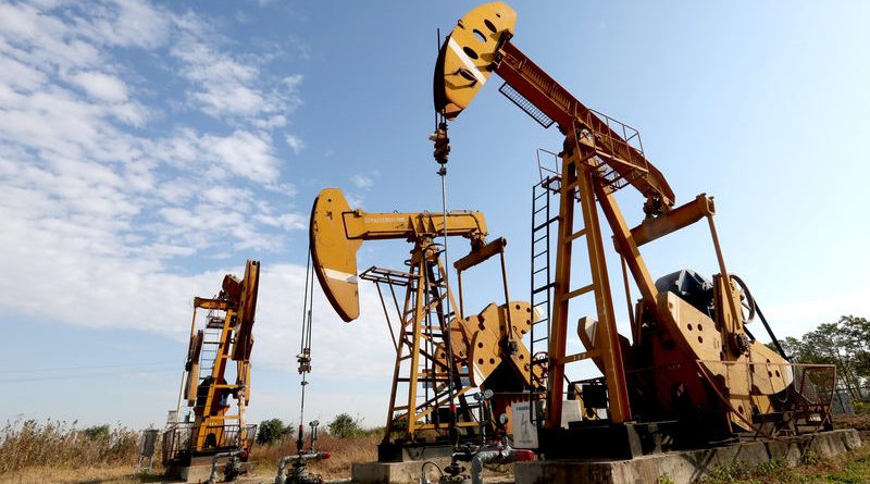 Pumpjacks son vistos en un campo petrolero en Huaian, Jiangsu